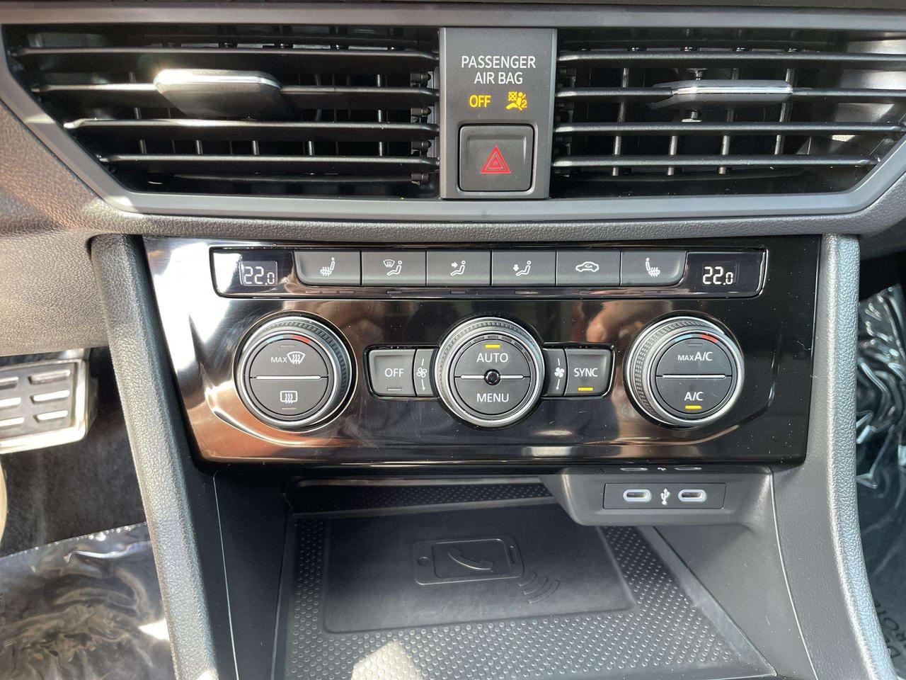 2024 Volkswagen Jetta 40th Anniversary Edition 40th ANNIVERSARY EDITION, PANO. ROOF, NAVI, BLIS, HTD. SEATS, BL. CAM, ALLOYS Photo