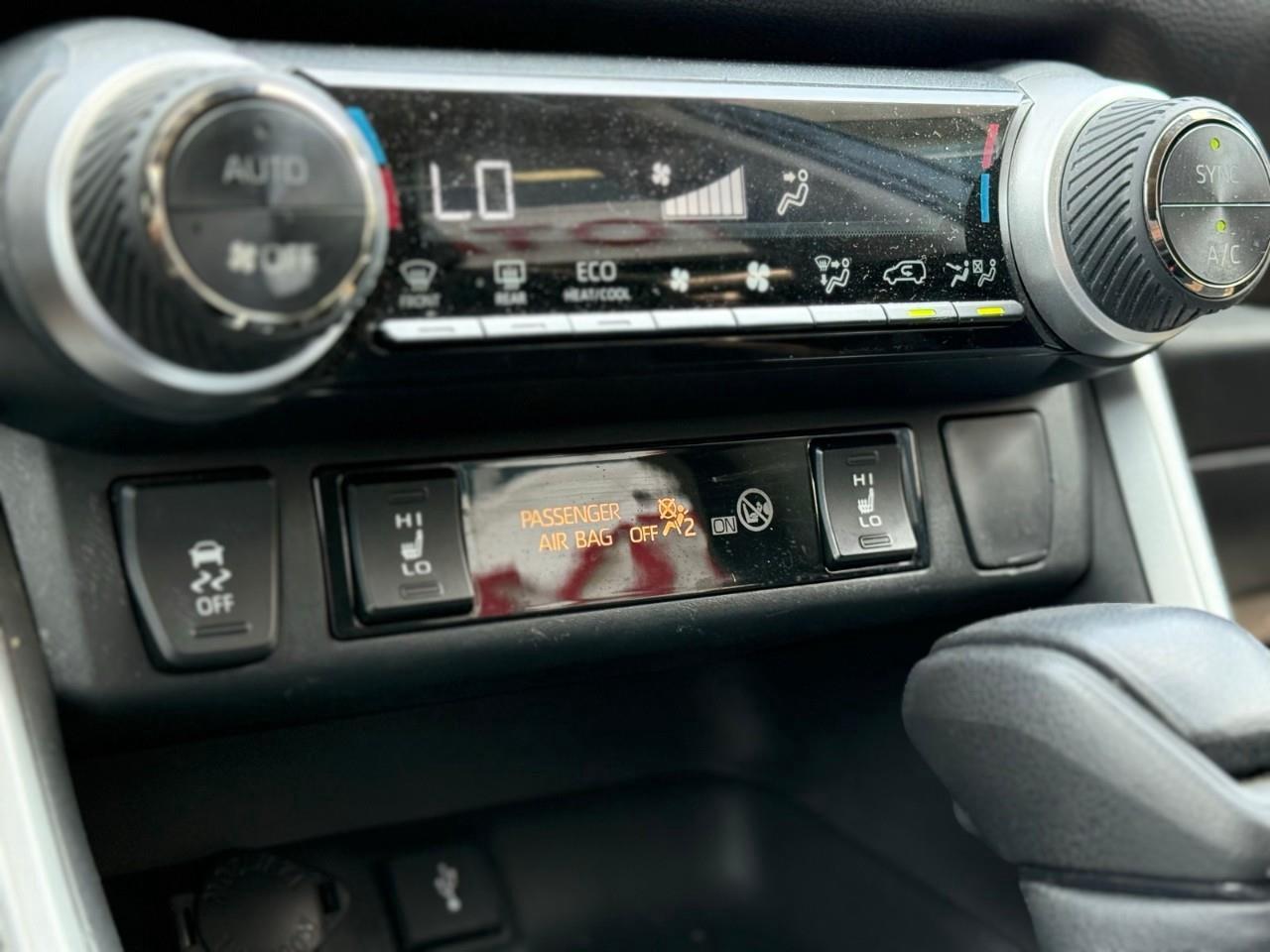 2022 Toyota RAV4 Hybrid XLE HEATED SEATS-HEATED STEERING WHEEL-SUNROOF-HYBRID-NO ACCIDENTS- Photo
