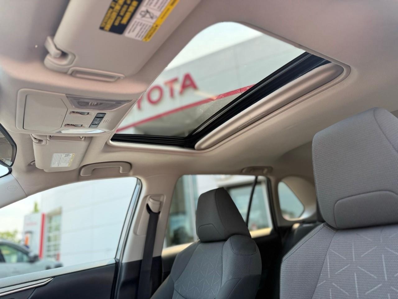 2022 Toyota RAV4 Hybrid XLE HEATED SEATS-HEATED STEERING WHEEL-SUNROOF-HYBRID-NO ACCIDENTS- Photo