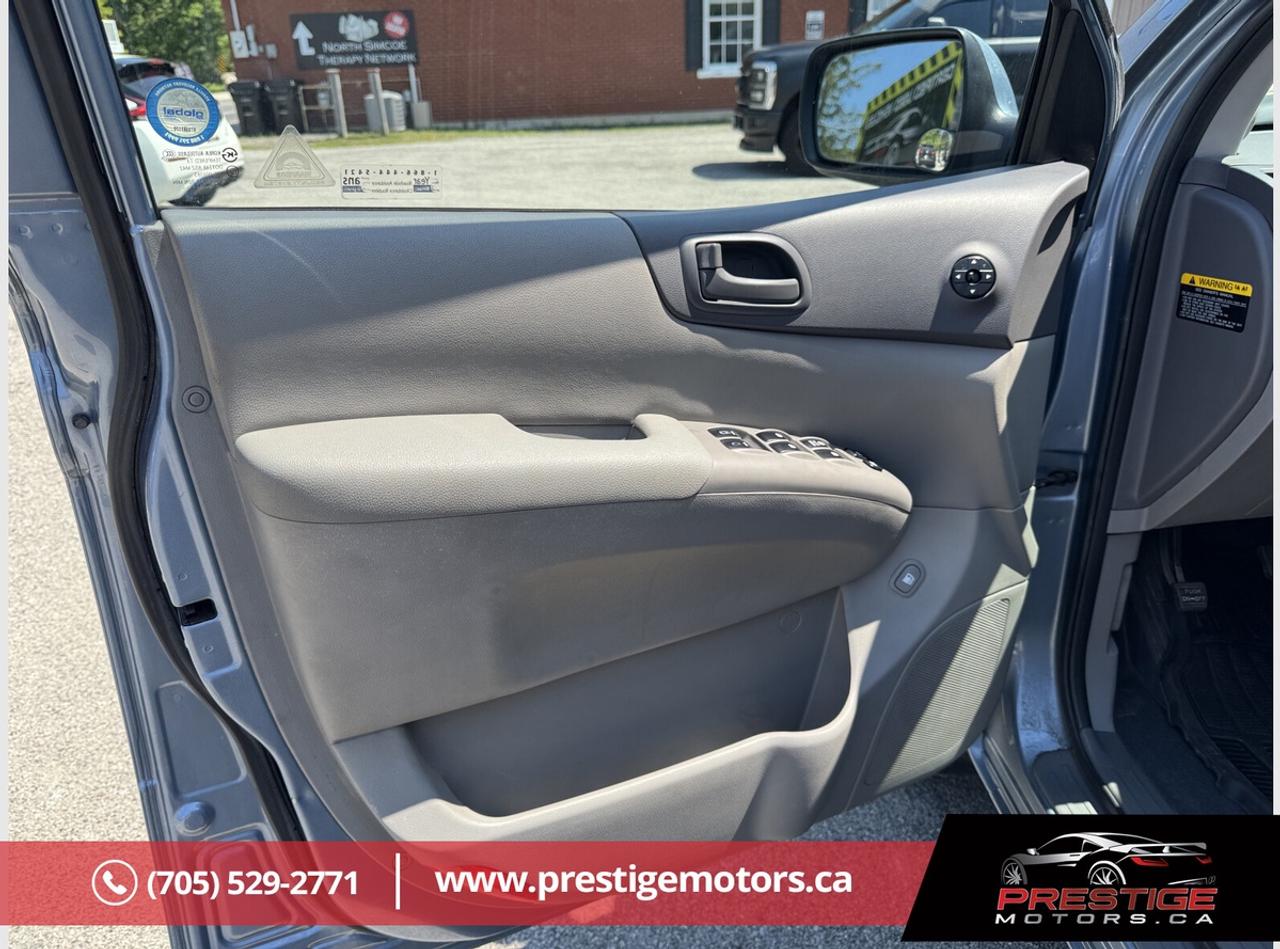 2012 Kia Sedona LX Photo