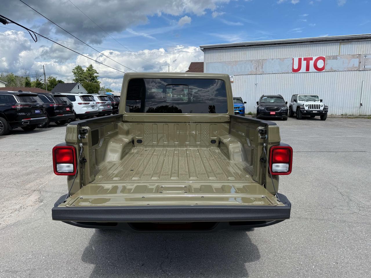 2026 Jeep Gladiator Sahara 4X4 Photo