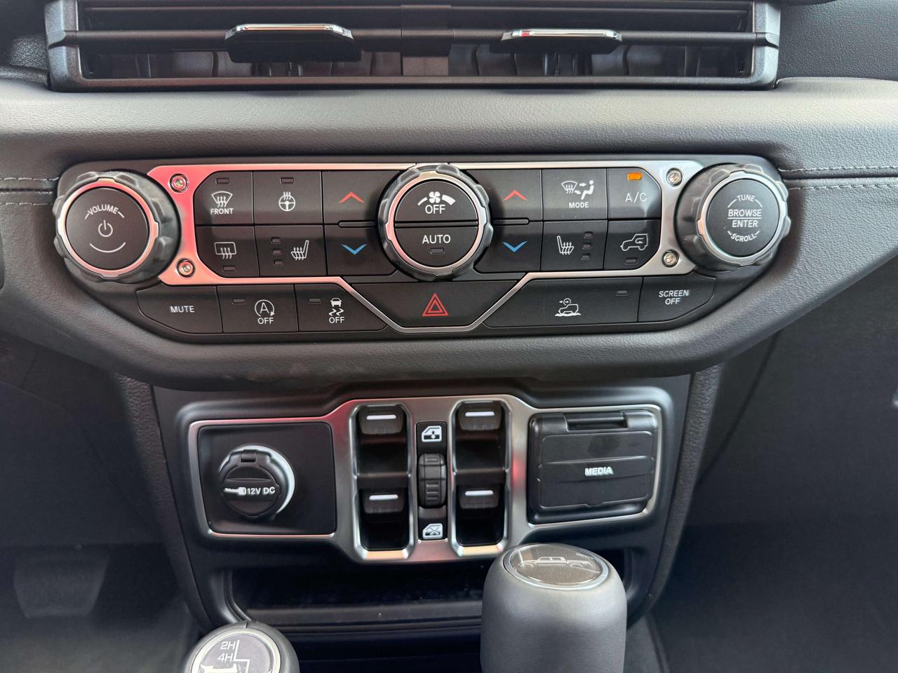 2026 Jeep Gladiator Sahara 4X4 Photo