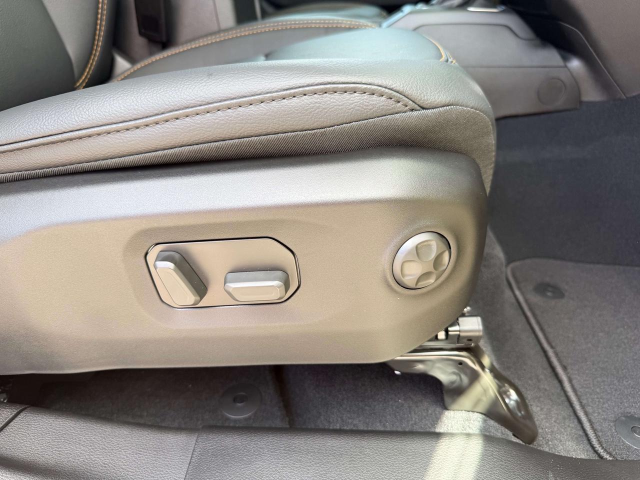 2026 Jeep Gladiator Sahara 4X4 Photo
