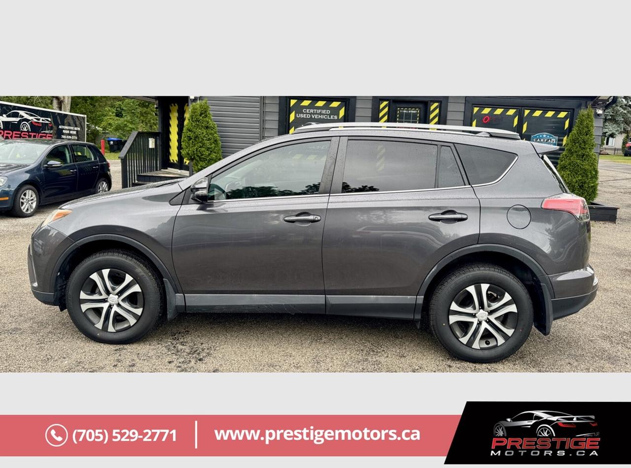 2017 Toyota RAV4 LE Photo1