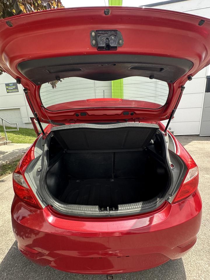 2016 Hyundai Accent SE Photo