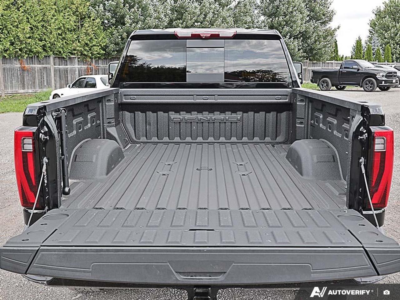 2024 GMC SIERRA 2500HD 4WD Crew Cab Standard Box Denali Photo