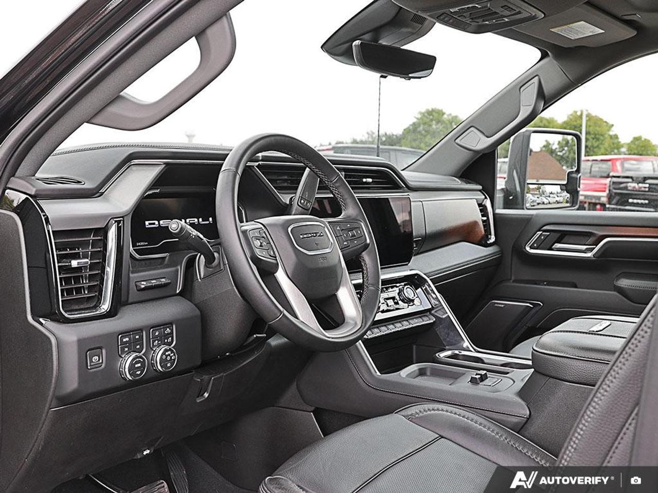 2024 GMC SIERRA 2500HD 4WD Crew Cab Standard Box Denali Photo