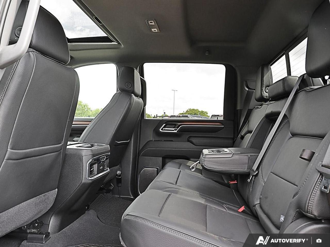 2024 GMC SIERRA 2500HD 4WD Crew Cab Standard Box Denali Photo