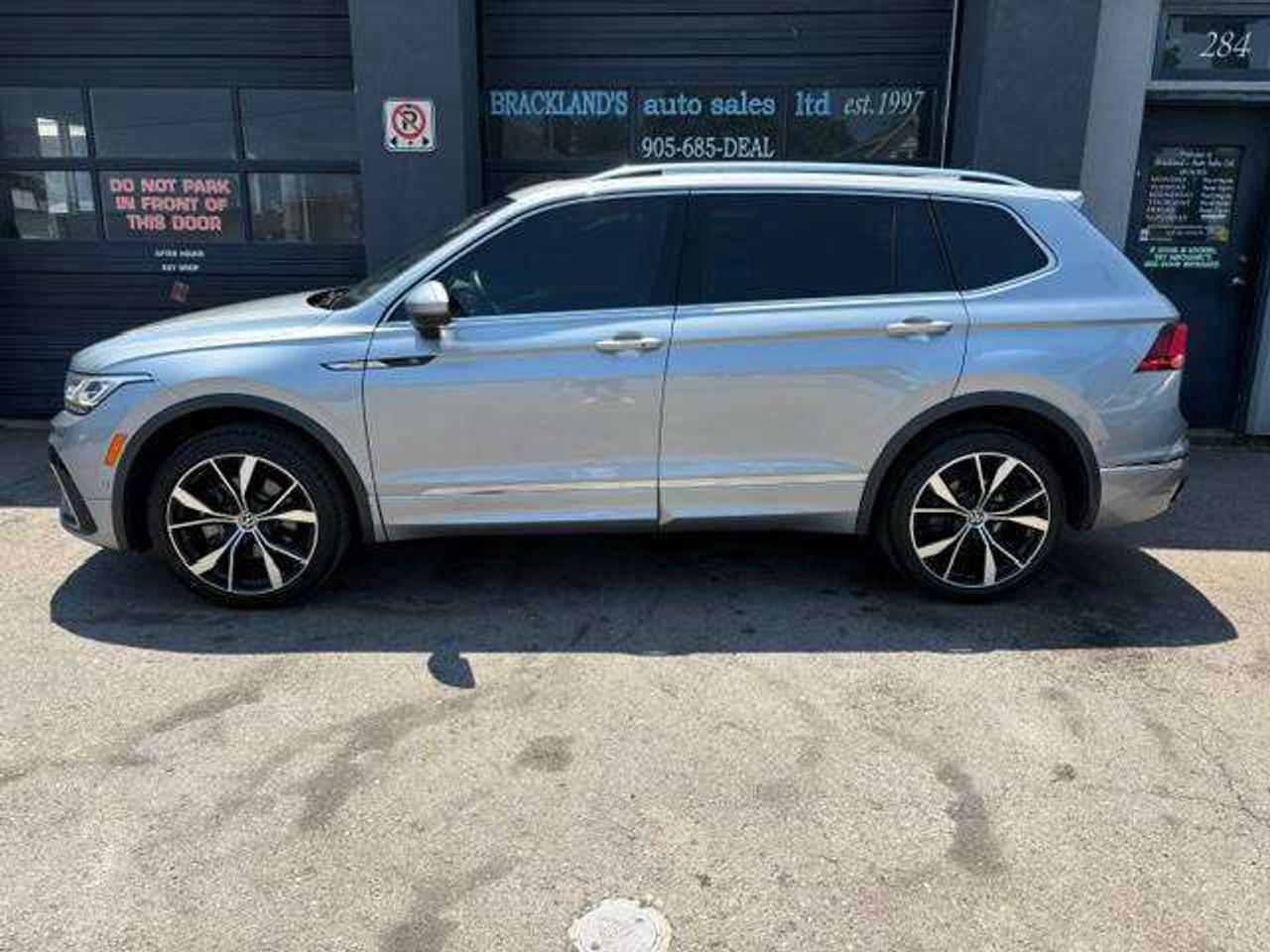2022 Volkswagen Tiguan Highline R-Line 4MOTION, SENSATIONAL CONDITION!! Photo