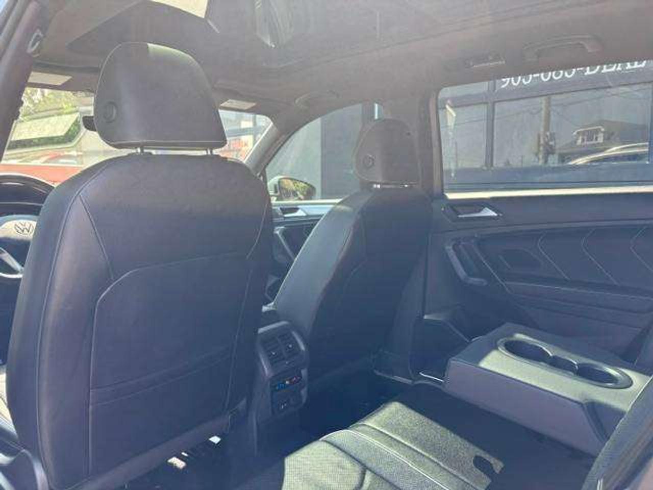 2022 Volkswagen Tiguan Highline R-Line 4MOTION, SENSATIONAL CONDITION!! Photo