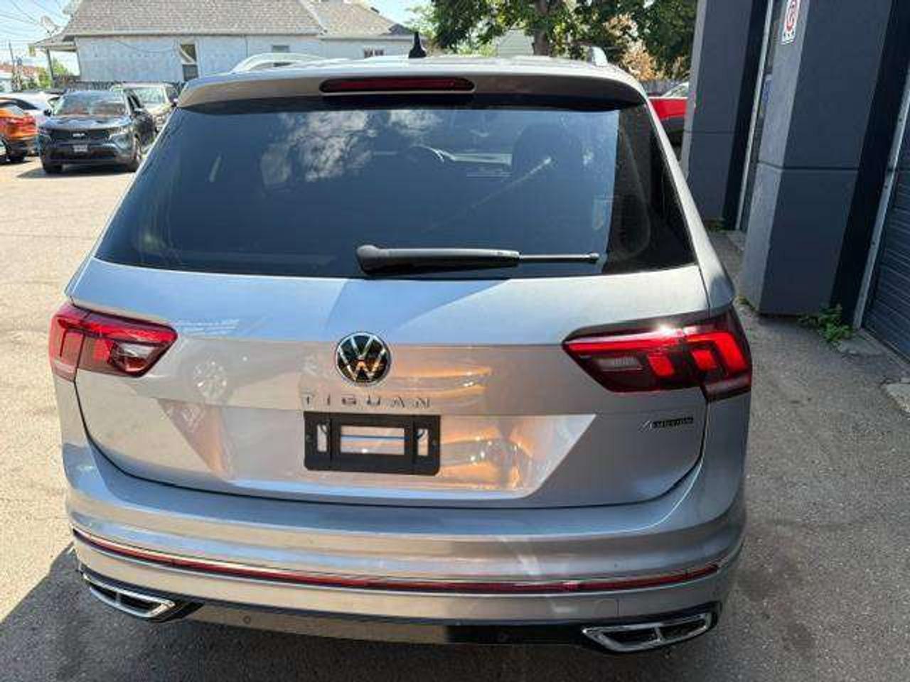 2022 Volkswagen Tiguan Highline R-Line 4MOTION, SENSATIONAL CONDITION!! Photo