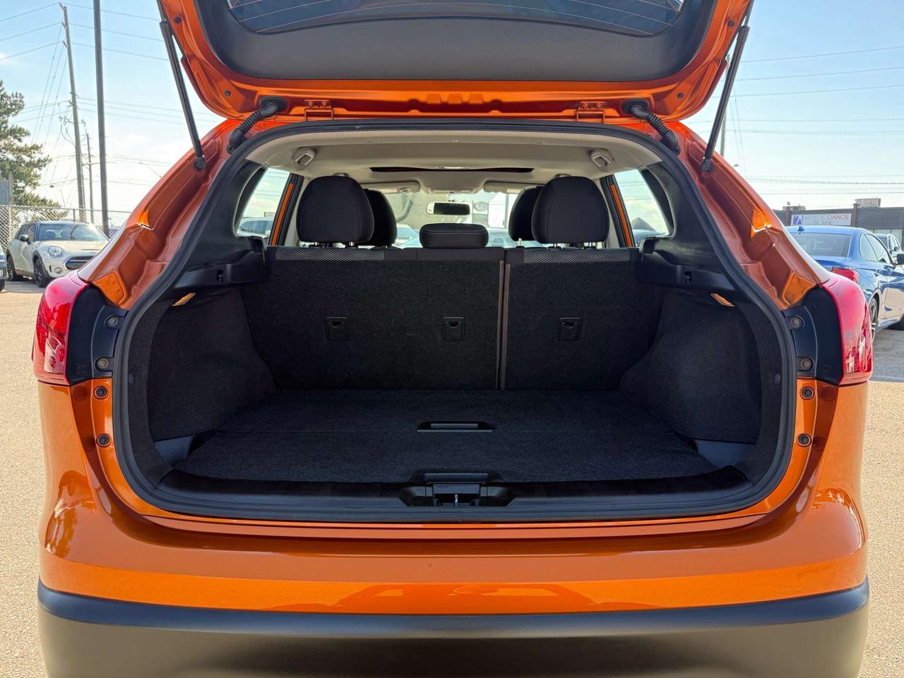 2017 Nissan Qashqai AWD SV  ACCIDENT FREE SUN ROOF CERTIFIED MINT Photo