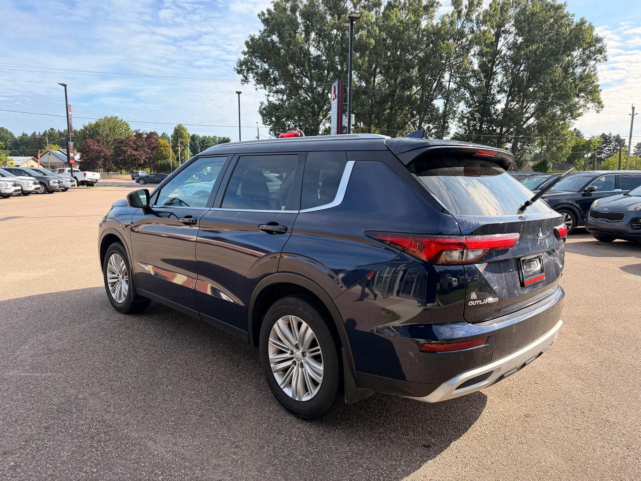 2024 Mitsubishi Outlander LE 4dr S-AWC Photo4