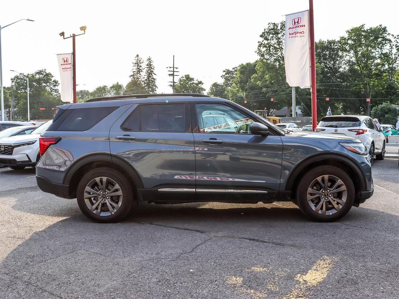 2025 Ford Explorer Active GROUP (200A) WITH CAPTAIN CHAIRS SUNROOF Photo