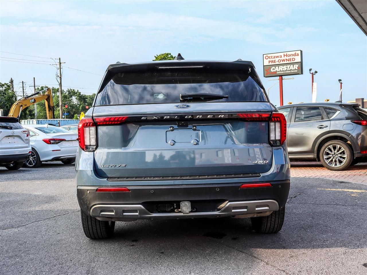 2025 Ford Explorer Active GROUP (200A) WITH CAPTAIN CHAIRS SUNROOF Photo