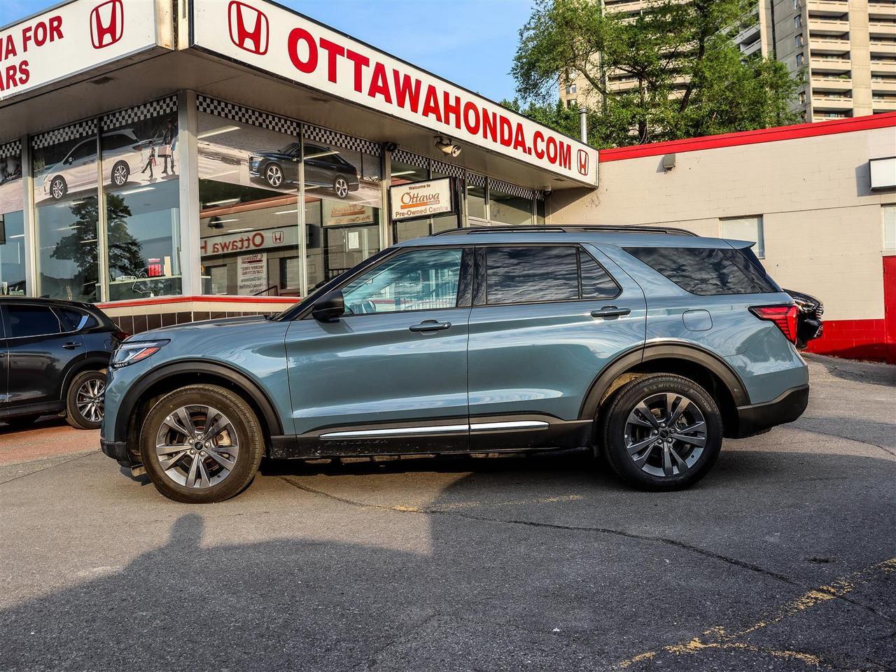 2025 Ford Explorer Active GROUP (200A) WITH CAPTAIN CHAIRS SUNROOF Photo