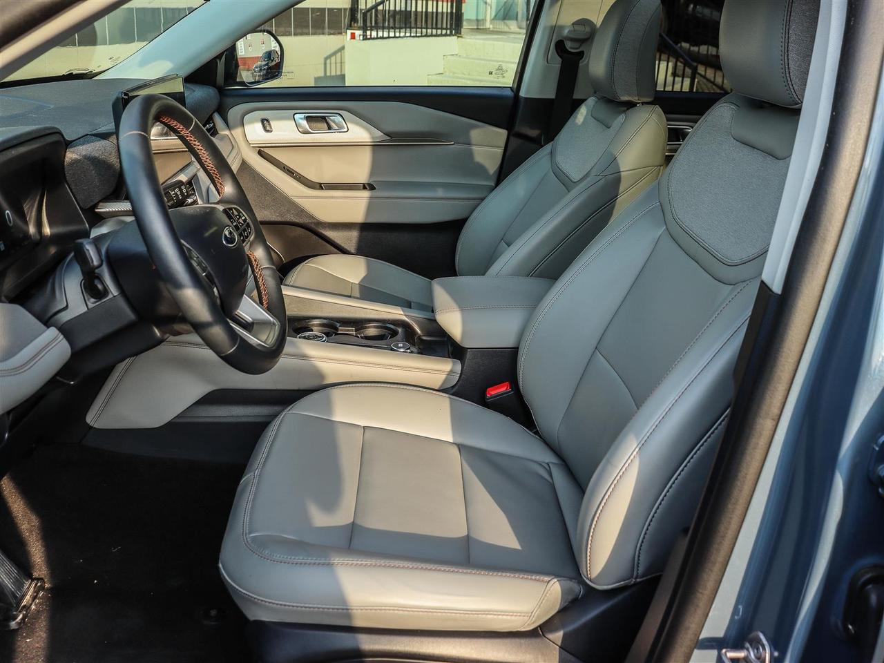 2025 Ford Explorer Active GROUP (200A) WITH CAPTAIN CHAIRS SUNROOF Photo