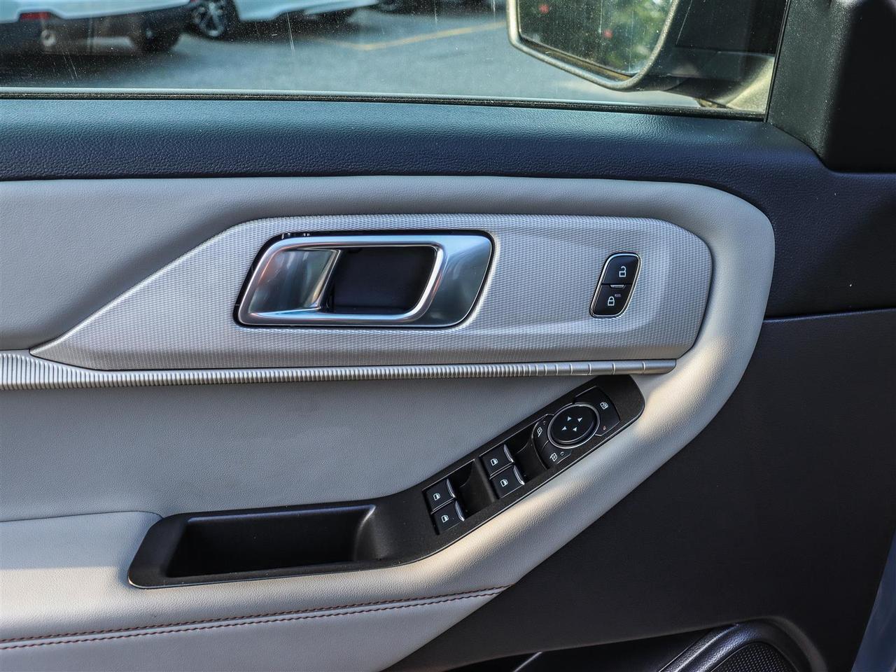 2025 Ford Explorer Active GROUP (200A) WITH CAPTAIN CHAIRS SUNROOF Photo