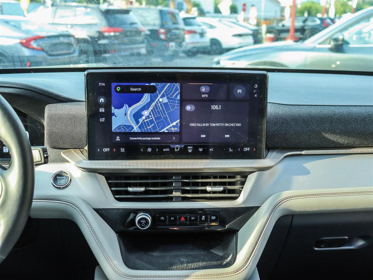 2025 Ford Explorer Active GROUP (200A) WITH CAPTAIN CHAIRS SUNROOF Photo