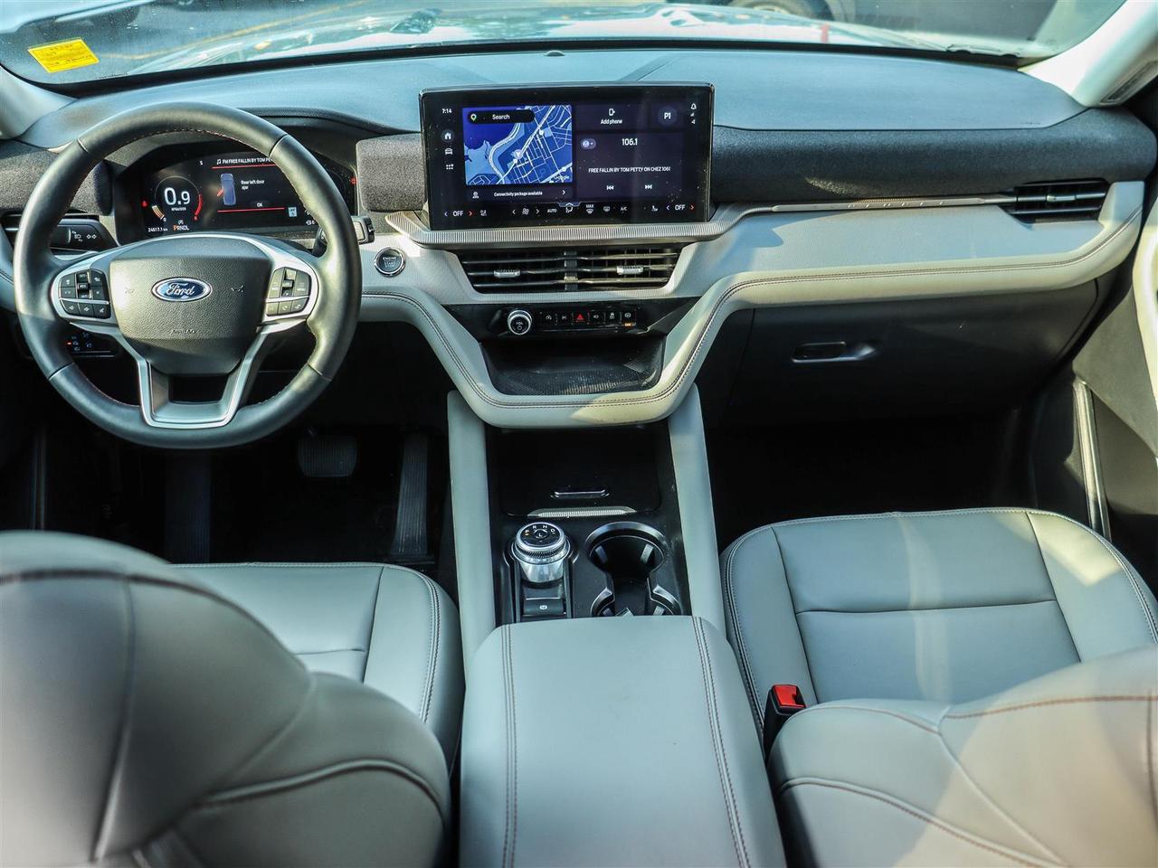 2025 Ford Explorer Active GROUP (200A) WITH CAPTAIN CHAIRS SUNROOF Photo