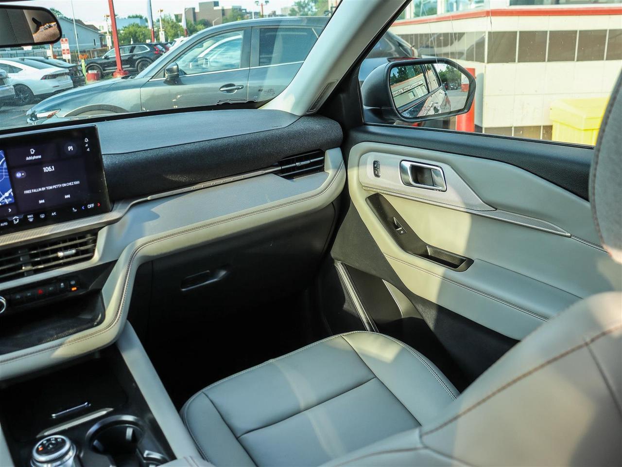 2025 Ford Explorer Active GROUP (200A) WITH CAPTAIN CHAIRS SUNROOF Photo
