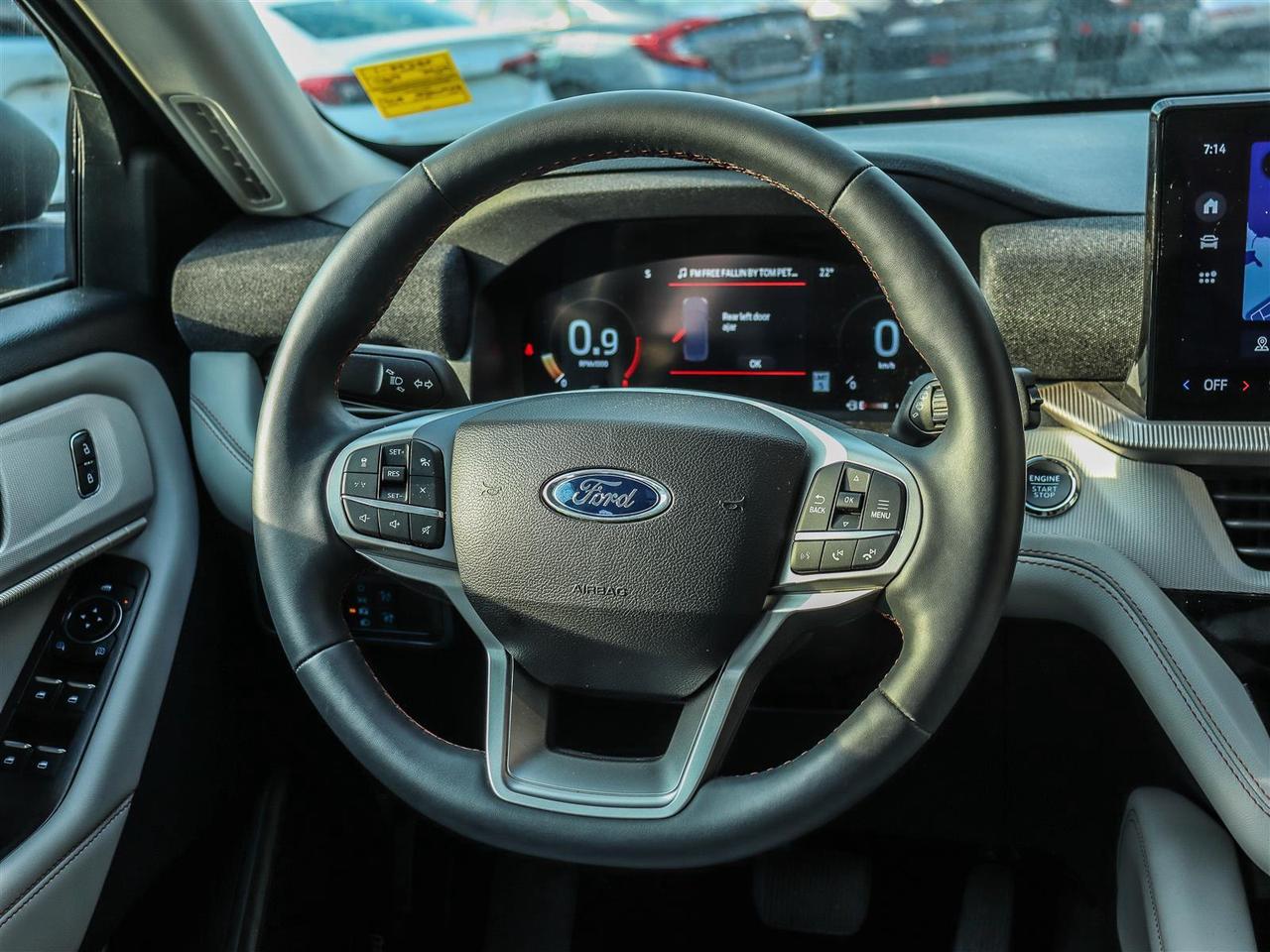 2025 Ford Explorer Active GROUP (200A) WITH CAPTAIN CHAIRS SUNROOF Photo