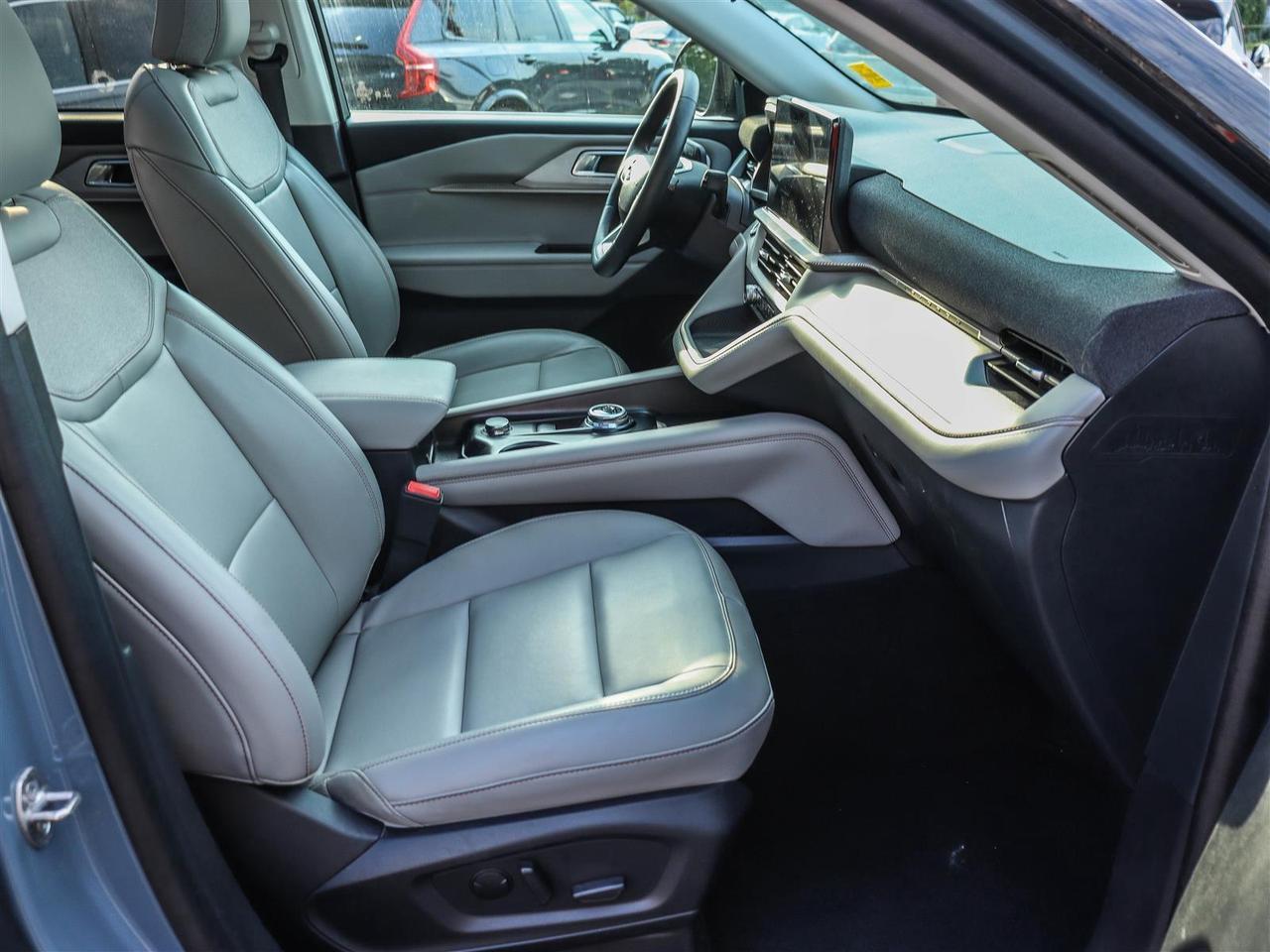 2025 Ford Explorer Active GROUP (200A) WITH CAPTAIN CHAIRS SUNROOF Photo