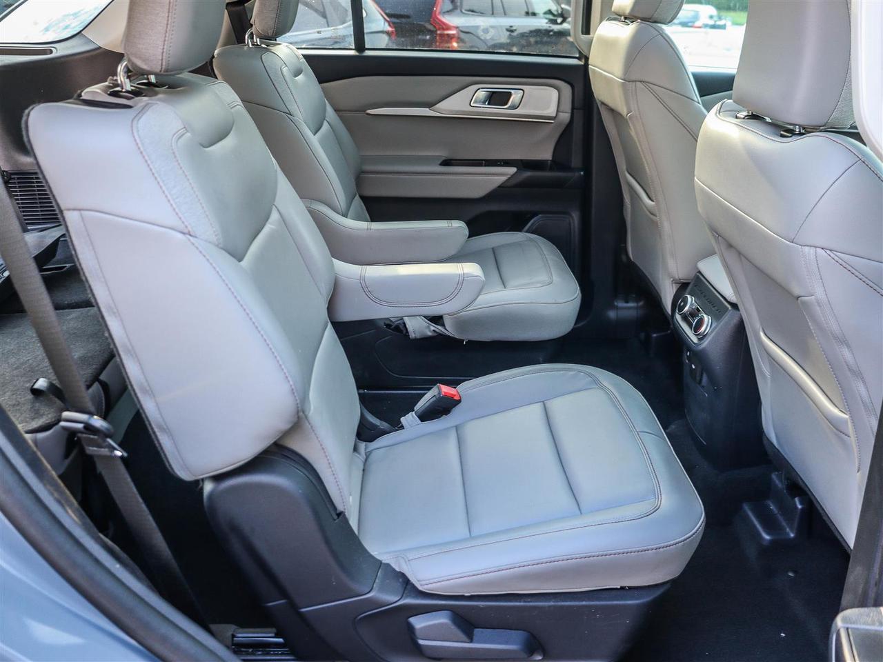 2025 Ford Explorer Active GROUP (200A) WITH CAPTAIN CHAIRS SUNROOF Photo