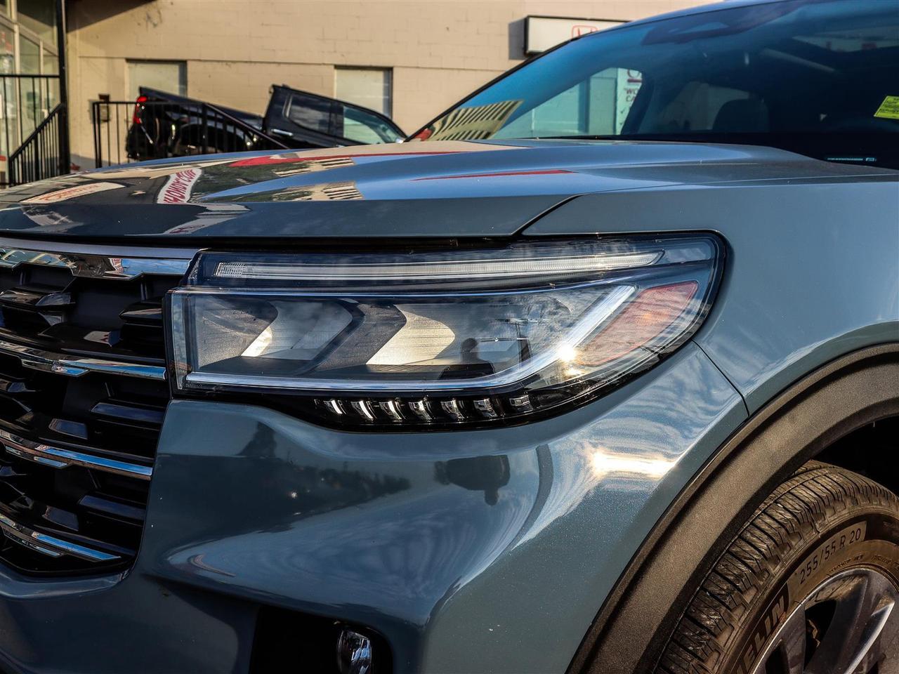 2025 Ford Explorer Active GROUP (200A) WITH CAPTAIN CHAIRS SUNROOF Photo