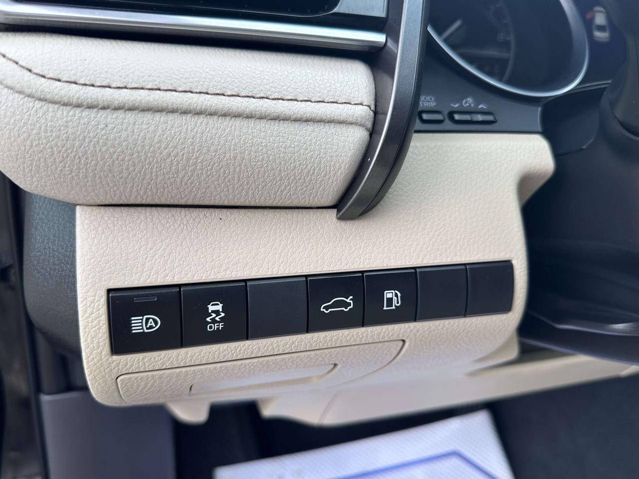 2018 Toyota Camry XLE ~ LEATHER ~ PANORAMIC ROOF ~ CERTIFIED Photo