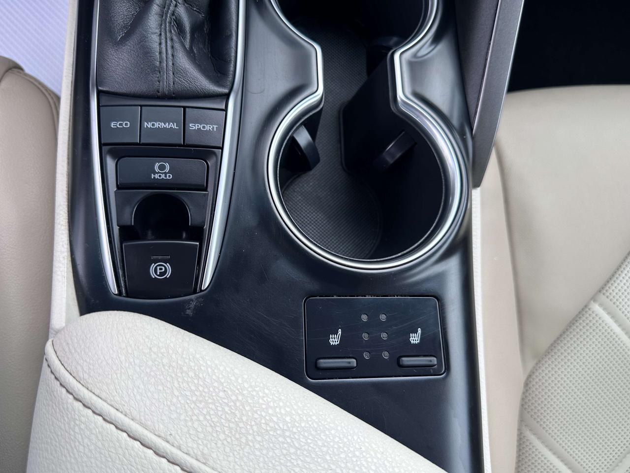 2018 Toyota Camry XLE ~ LEATHER ~ PANORAMIC ROOF ~ CERTIFIED Photo