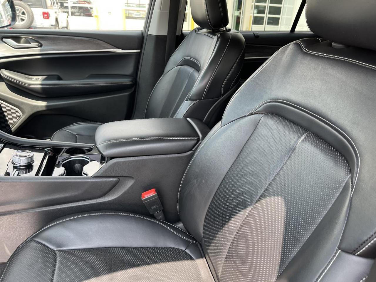 2022 Jeep Grand Cherokee L Limited 4x4 Photo