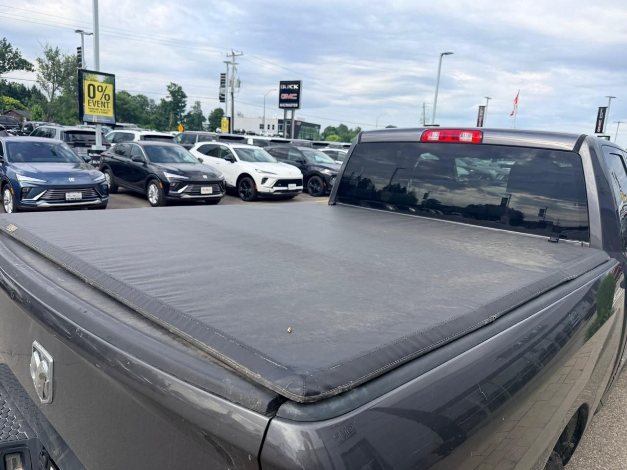 2017 RAM 1500 TradesmanSXT, 5.7L HEMI V8, 4X4, BENCH, CLOTH, 1-O Photo