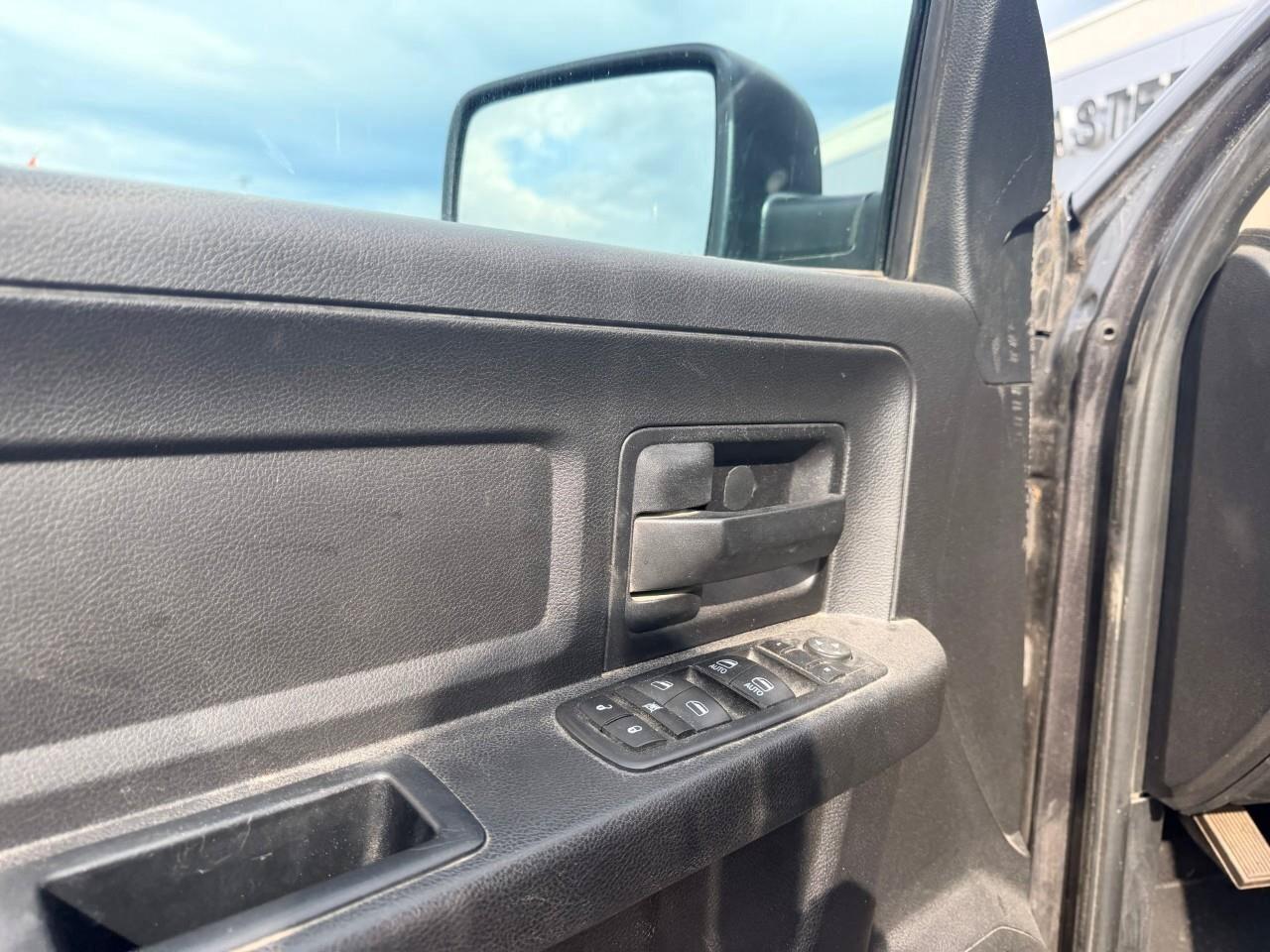 2017 RAM 1500 TradesmanSXT, 5.7L HEMI V8, 4X4, BENCH, CLOTH, 1-O Photo