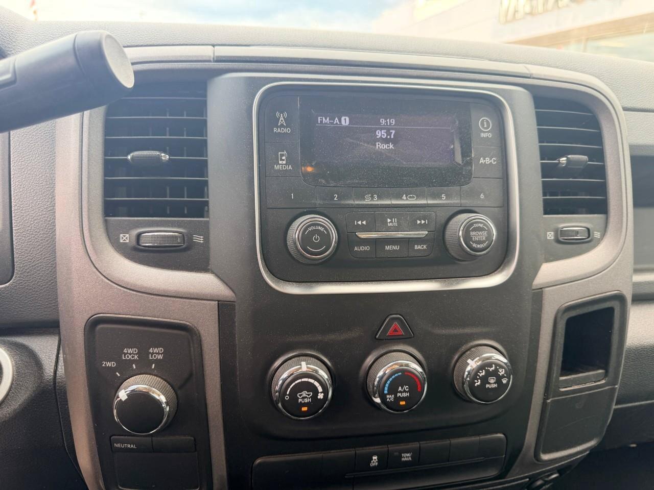 2017 RAM 1500 TradesmanSXT, 5.7L HEMI V8, 4X4, BENCH, CLOTH, 1-O Photo