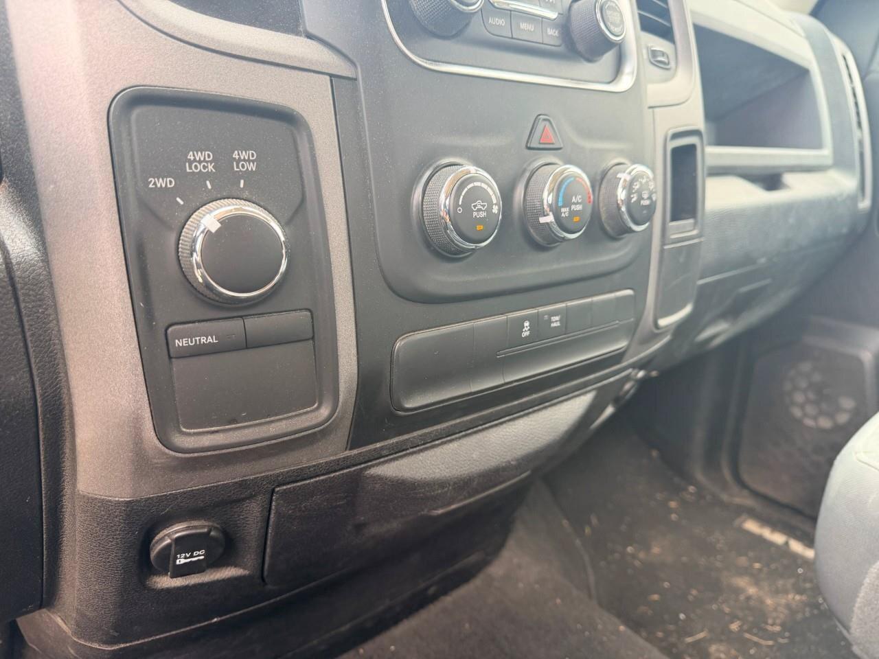2017 RAM 1500 TradesmanSXT, 5.7L HEMI V8, 4X4, BENCH, CLOTH, 1-O Photo