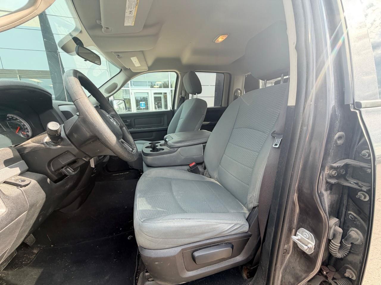 2017 RAM 1500 TradesmanSXT, 5.7L HEMI V8, 4X4, BENCH, CLOTH, 1-O Photo