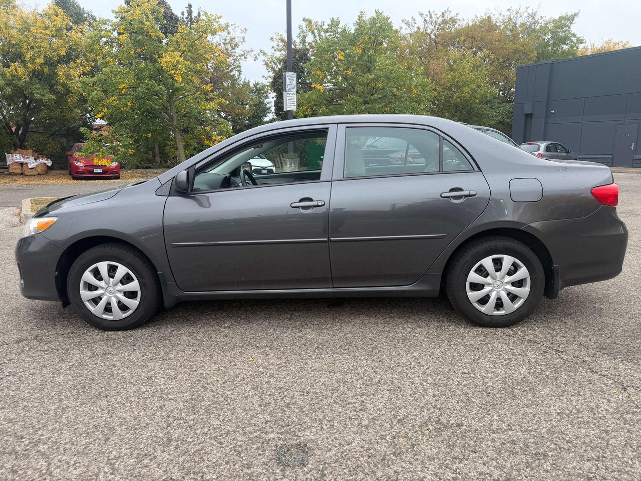 2013 Toyota Corolla 4dr Sdn Auto CE/ CAR FAX CLEAN !!  111849 KMS Photo5