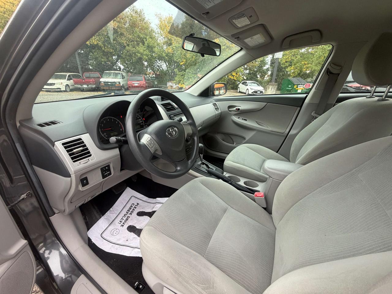 2013 Toyota Corolla 4dr Sdn Auto CE/ CAR FAX CLEAN !!  111849 KMS Photo