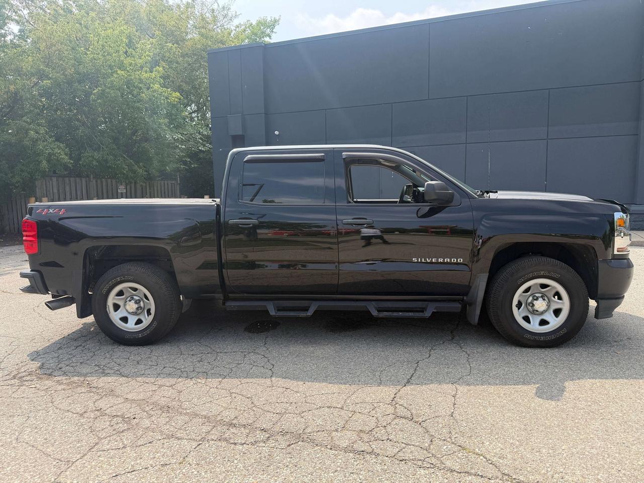 2018 Chevrolet Silverado 1500 SOLD 4WD Crew Cab 143.5  Work Truck 130801 KMS !!! Photo