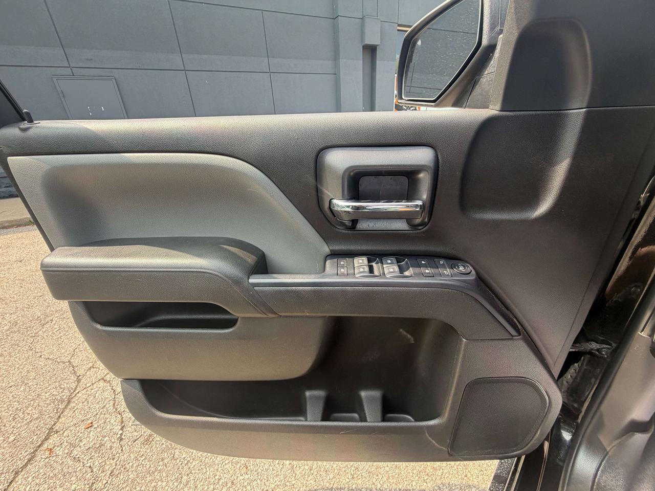 2018 Chevrolet Silverado 1500 SOLD 4WD Crew Cab 143.5  Work Truck 130801 KMS !!! Photo