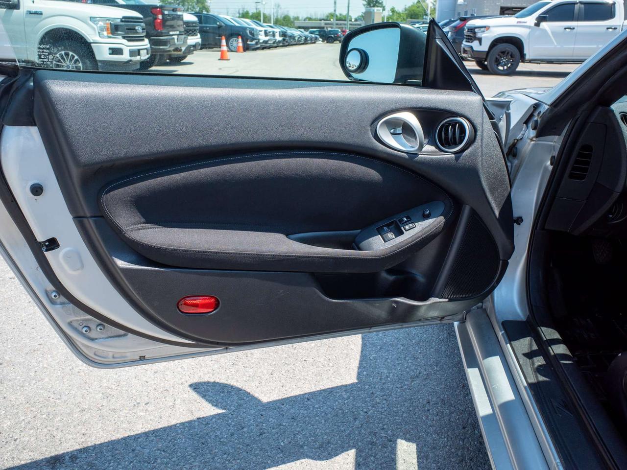2017 Nissan 370Z - Aluminum Wheels   CD Player Photo