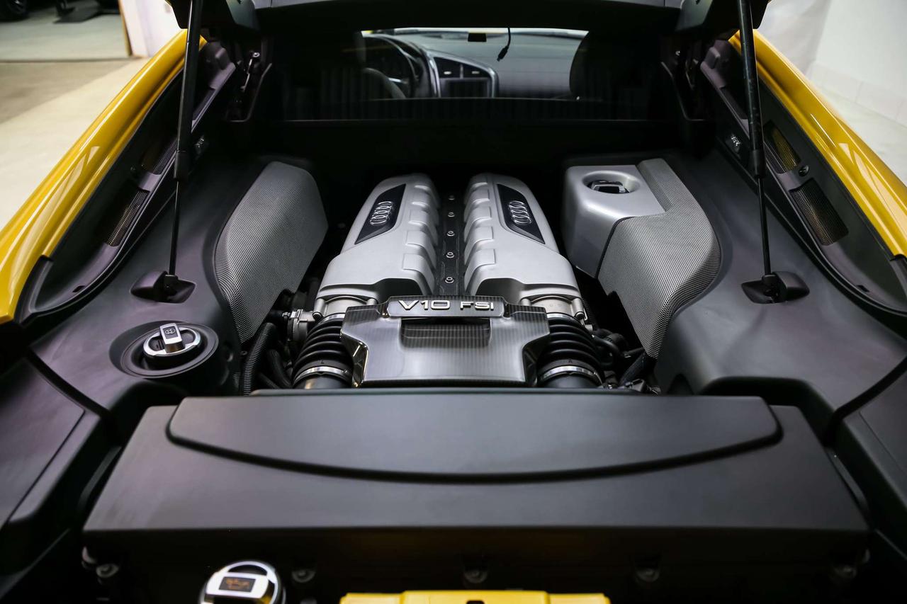2011 Audi R8 V10 5.2L MANUAL GATED6SPEED RARE NOACCIDENT SERVCD Photo