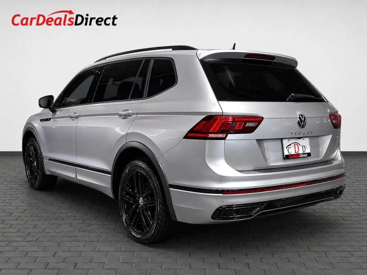 2022 Volkswagen Tiguan Comfortline R-Line Black Edition 4MOTION   Leather  Panoramic Sunroof   Remote Start   Blind Spot Assist   Lane Keep Assi Photo