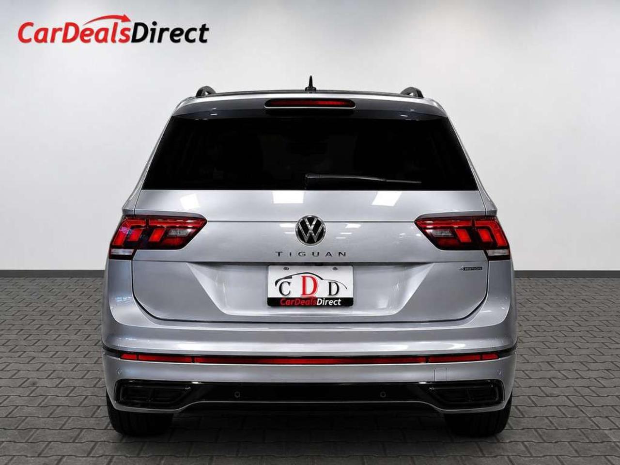 2022 Volkswagen Tiguan Comfortline R-Line Black Edition 4MOTION   Leather  Panoramic Sunroof   Remote Start   Blind Spot Assist   Lane Keep Assi Photo