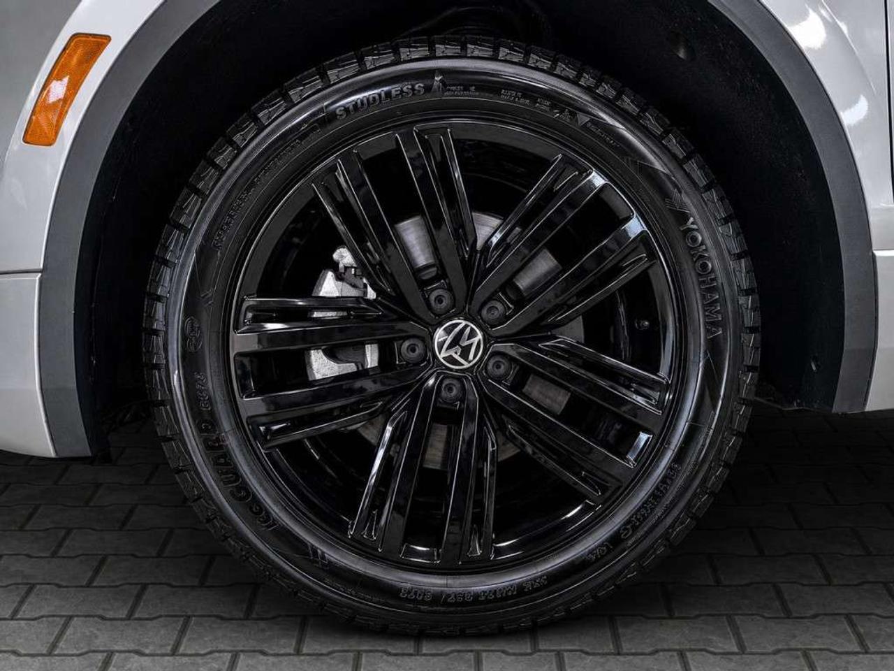 2022 Volkswagen Tiguan Comfortline R-Line Black Edition 4MOTION   Leather  Panoramic Sunroof   Remote Start   Blind Spot Assist   Lane Keep Assi Photo