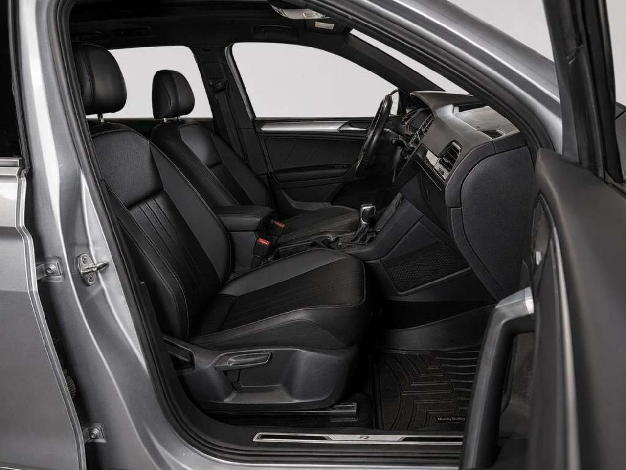2022 Volkswagen Tiguan Comfortline R-Line Black Edition 4MOTION   Leather  Panoramic Sunroof   Remote Start   Blind Spot Assist   Lane Keep Assi Photo