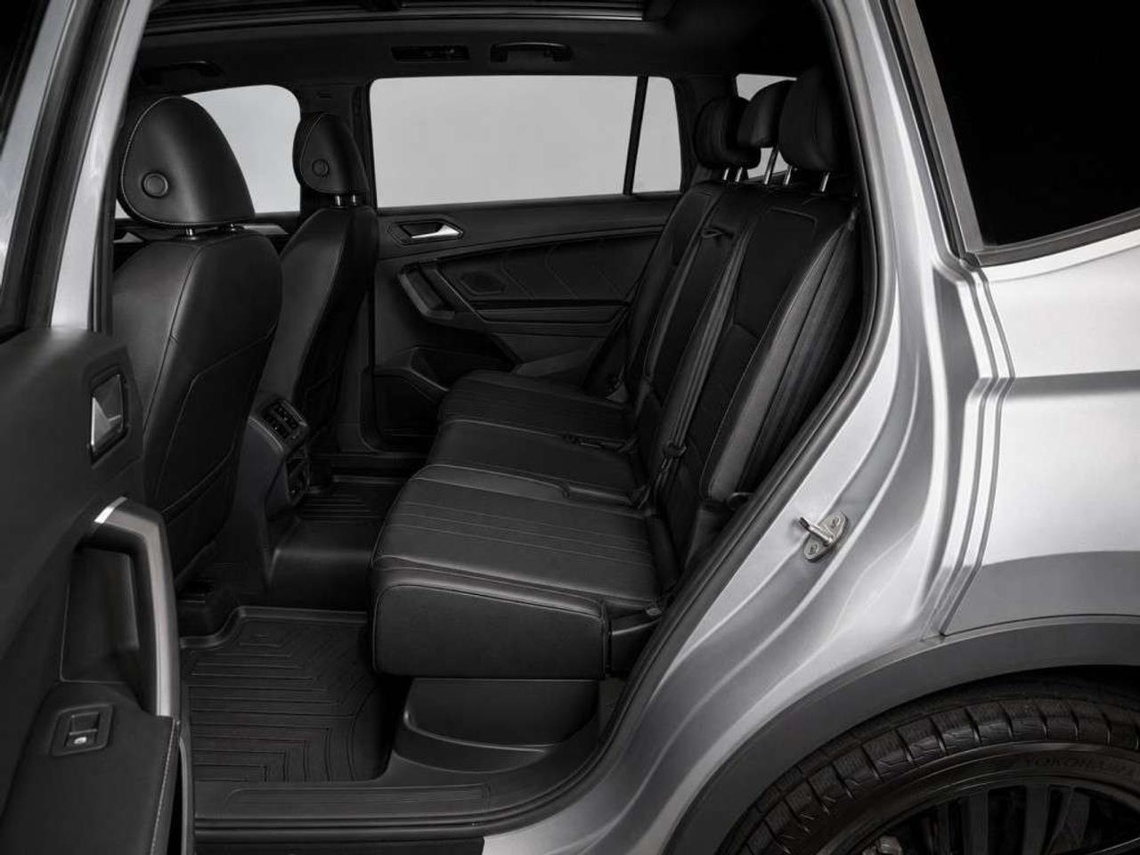 2022 Volkswagen Tiguan Comfortline R-Line Black Edition 4MOTION   Leather  Panoramic Sunroof   Remote Start   Blind Spot Assist   Lane Keep Assi Photo