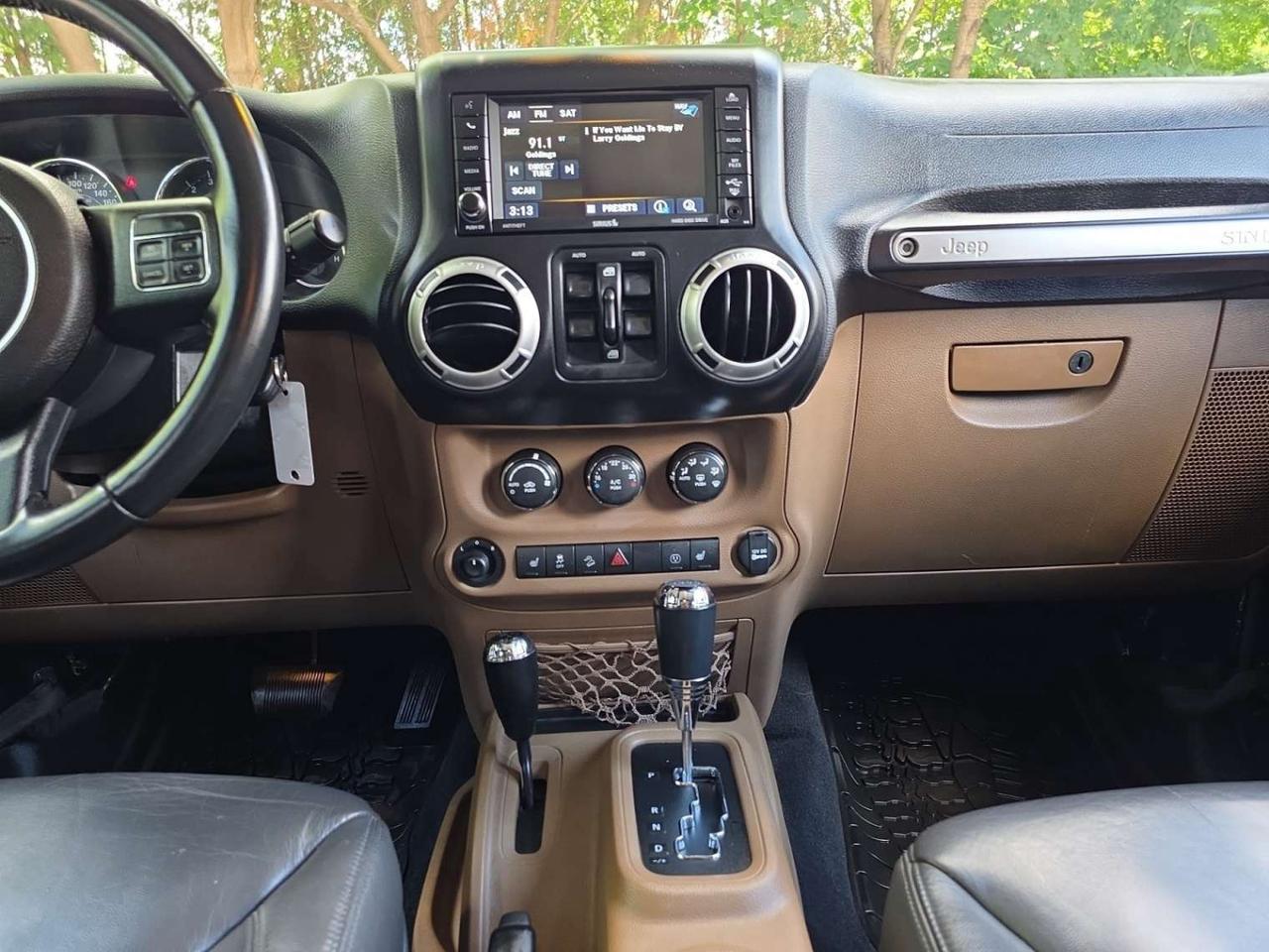 2017 Jeep Wrangler Sahara 4WD * 1 OWNER / LEATHER / NAVIGATION / LOW KM / HEATED SEATS Photo