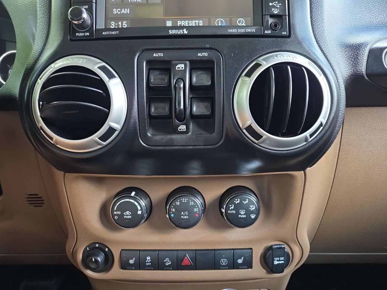 2017 Jeep Wrangler Sahara 4WD * 1 OWNER / LEATHER / NAVIGATION / LOW KM / HEATED SEATS Photo